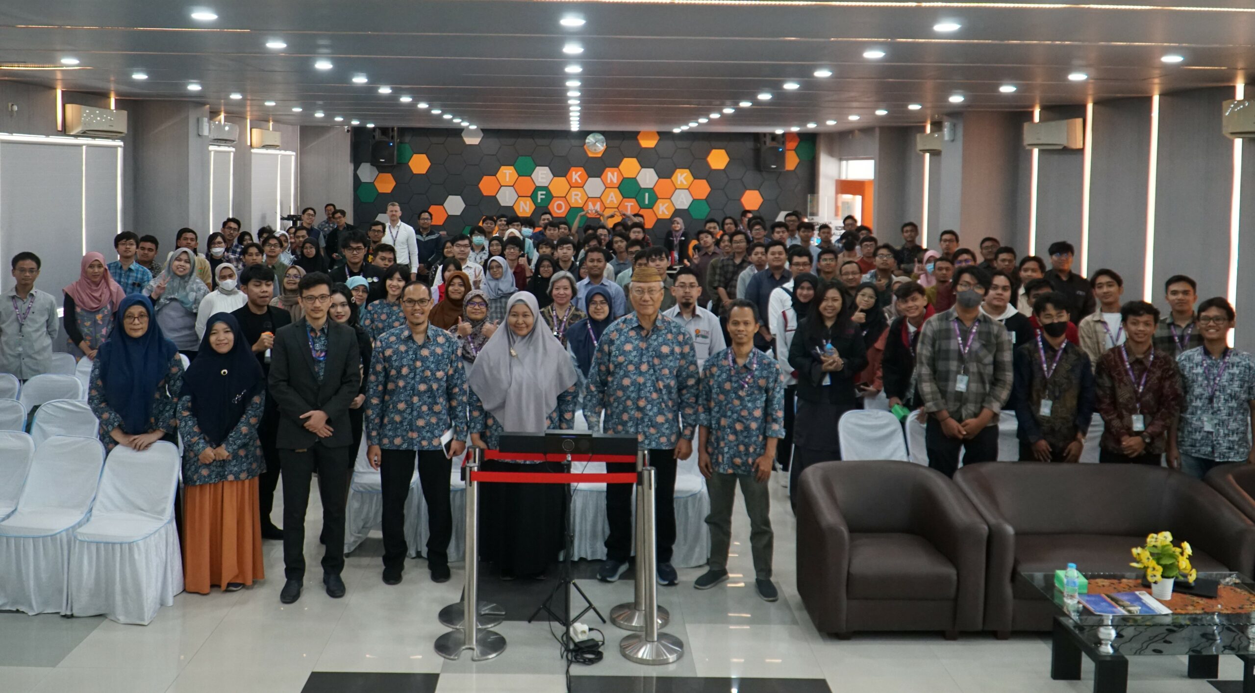 Gambar para peserta dan panitia ICTS 2023