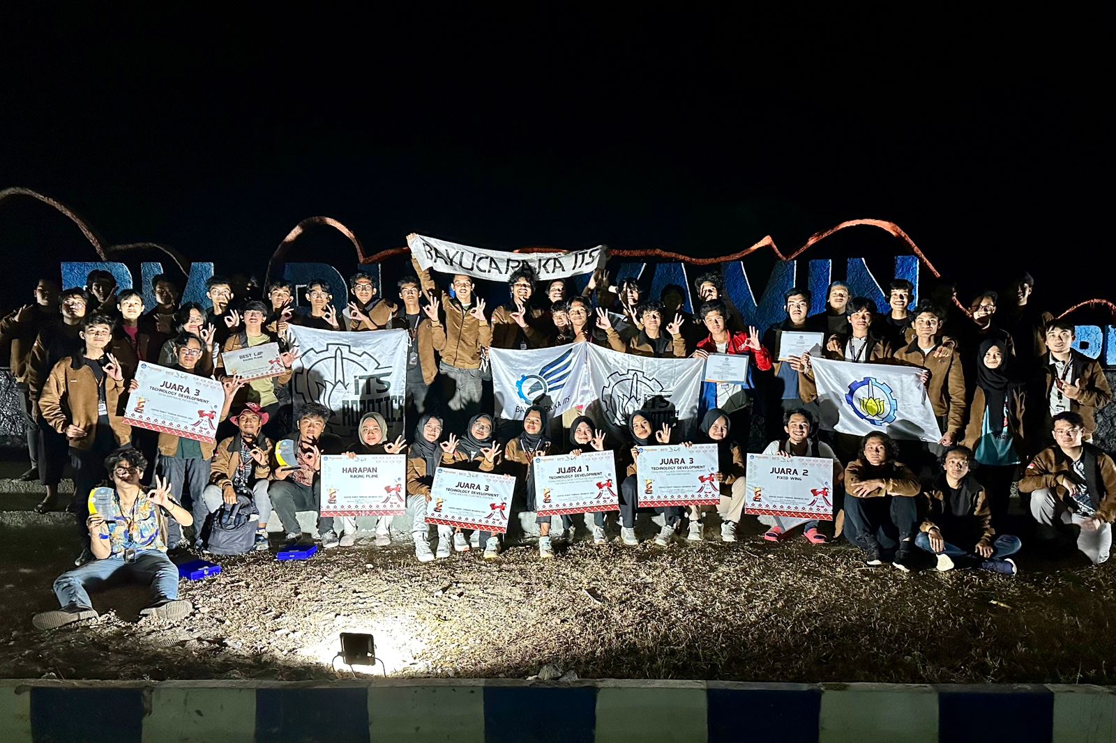 Tim Bayucaraka ITS pasca menerima penghargaan pada malam penutupan Kontes Robot Terbang Indonesia (KRTI) tingkat Nasional 2023