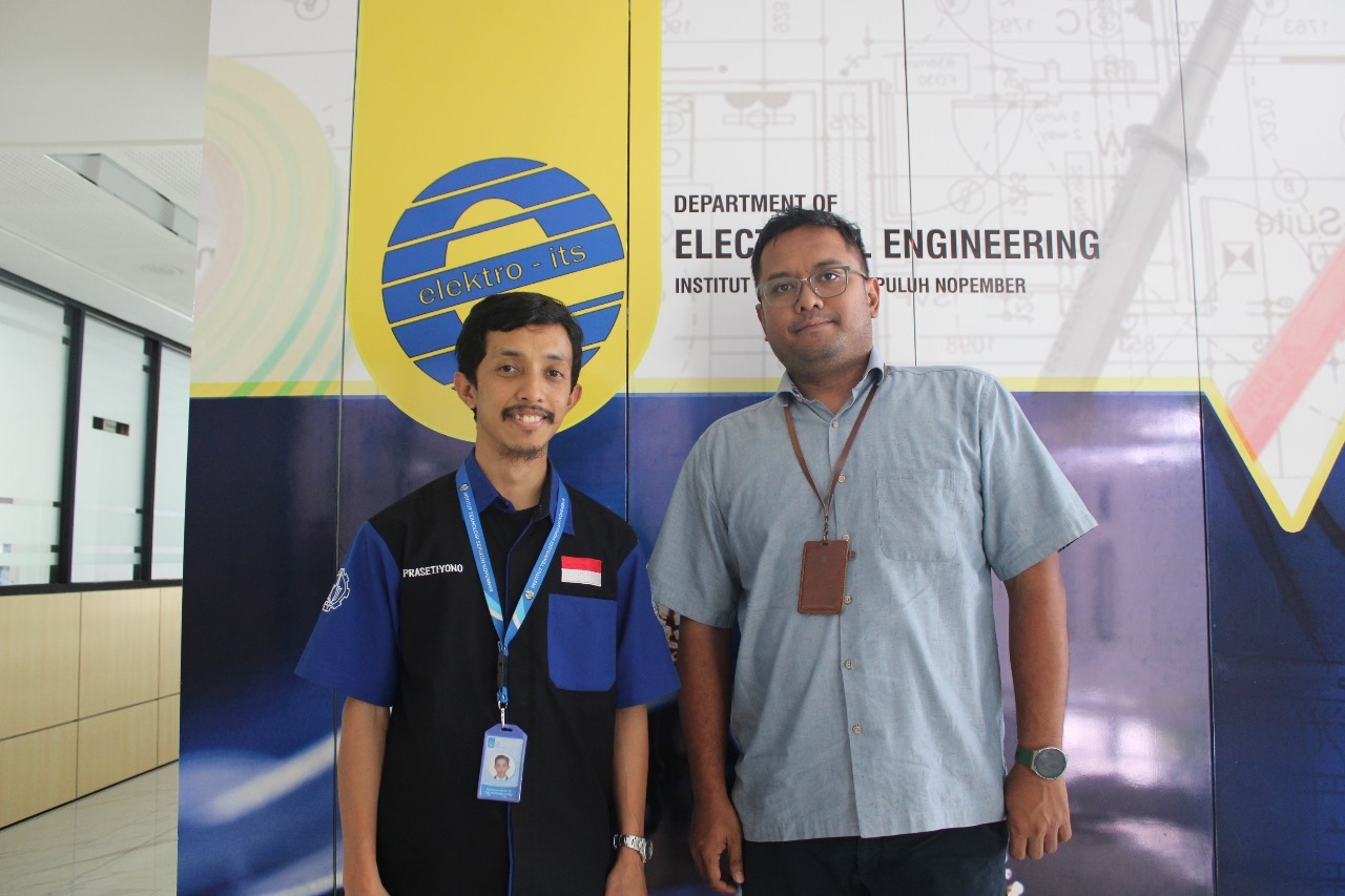 Gambar Dr techn Prasetiyono Hari Mukti ST MT dan Dr Dimas Fajar Uman Putra ST MT, dua dosen Teknik Elektro ITS yang berhasil meraih pendanaan HTB IEEE