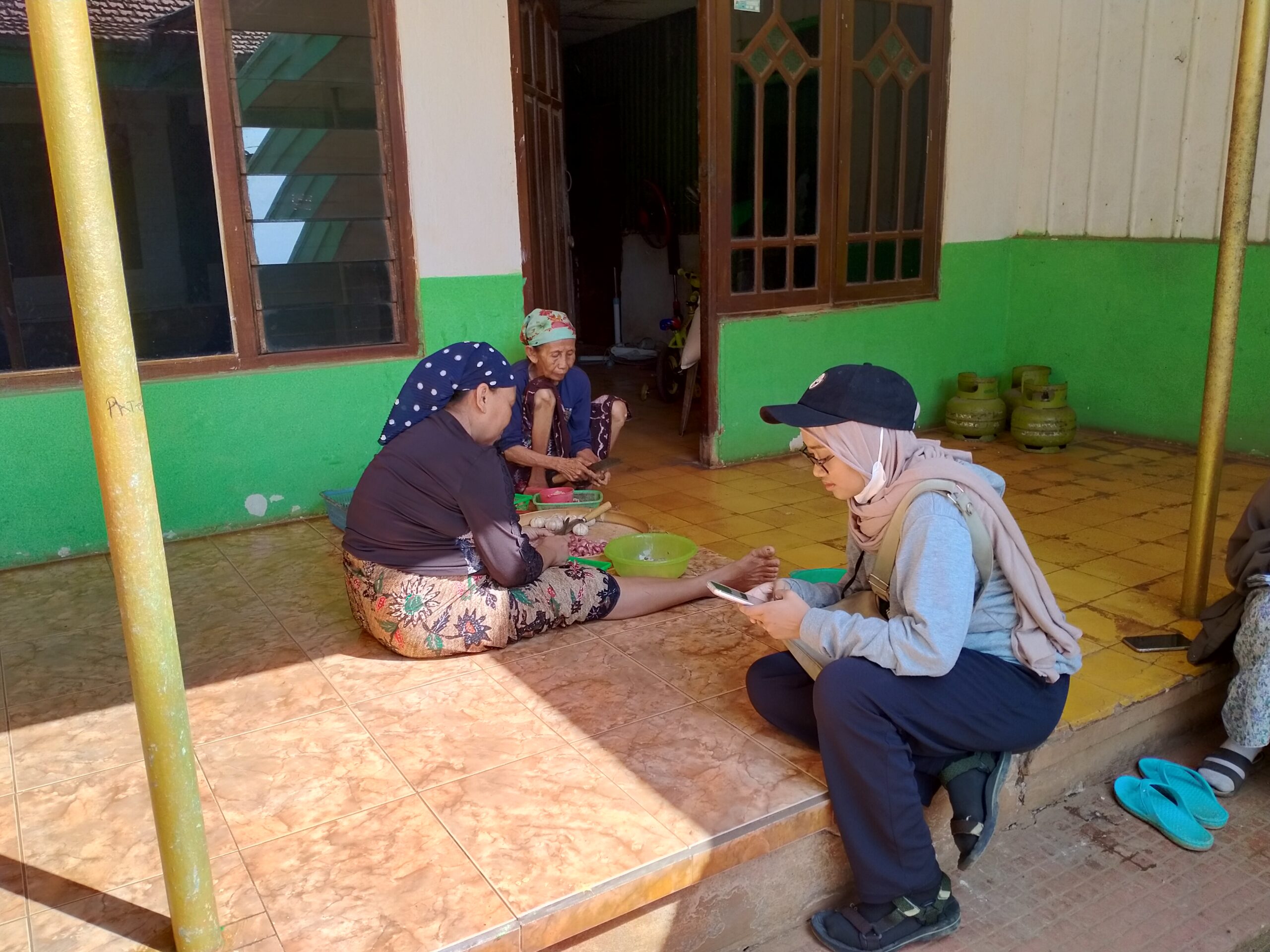 Gambar mahasiswa ITS sedang wawancara terkait Taneyan Lanjhang