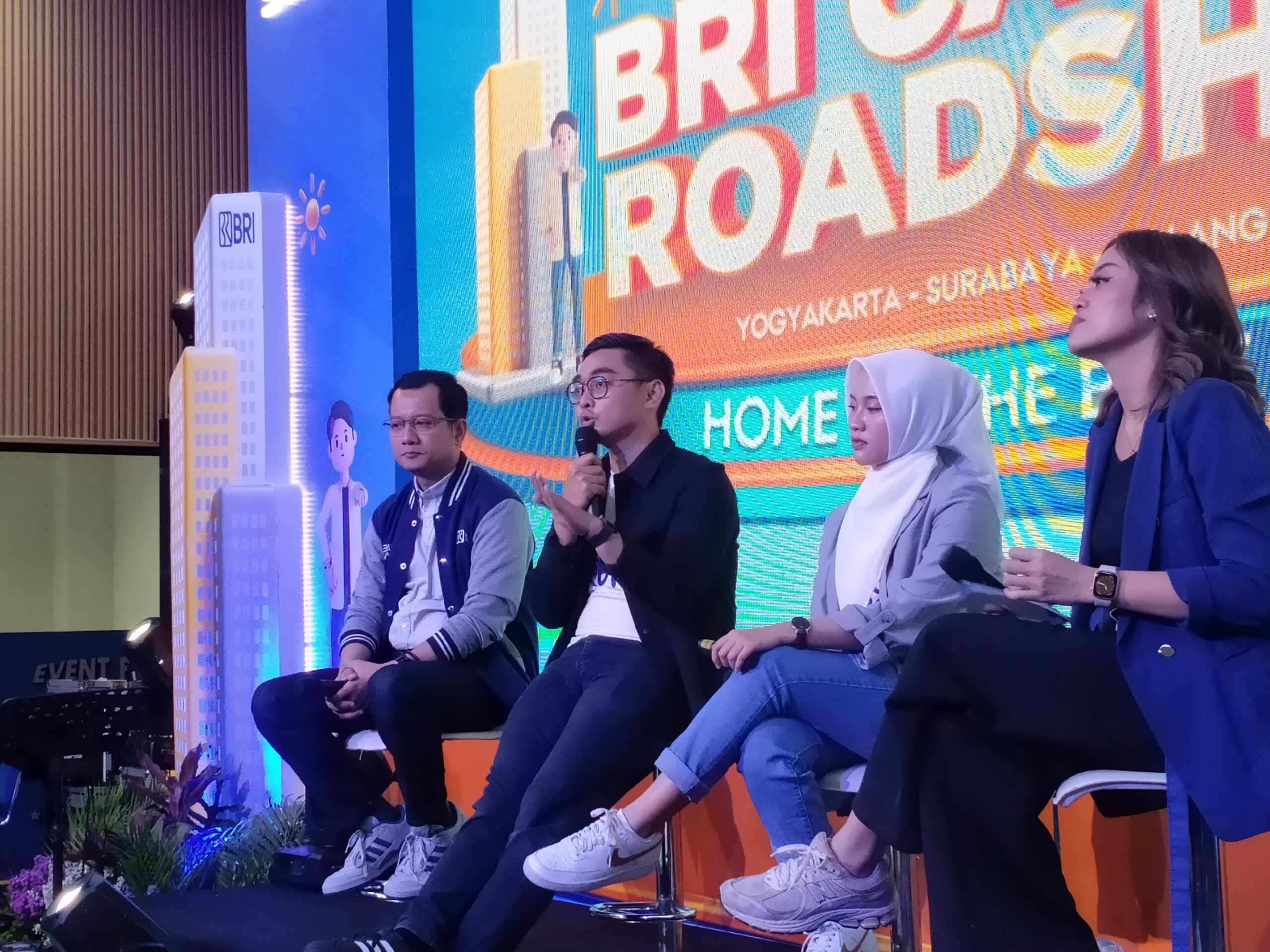 Gambar Zakaria memaparkan materi pada BRI Campus Roadshow