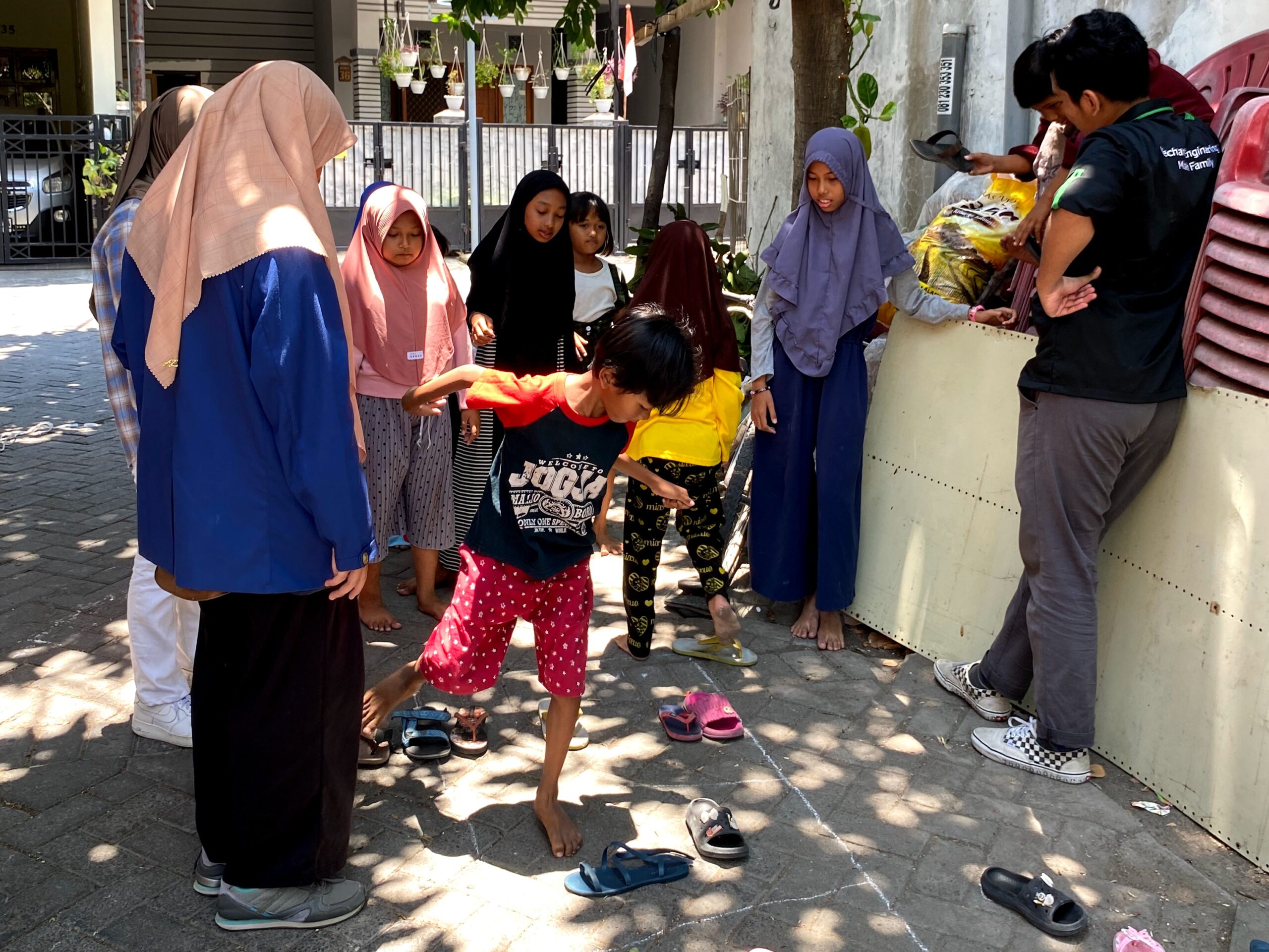 Gambar anak-anak bermain permainan tradisional.