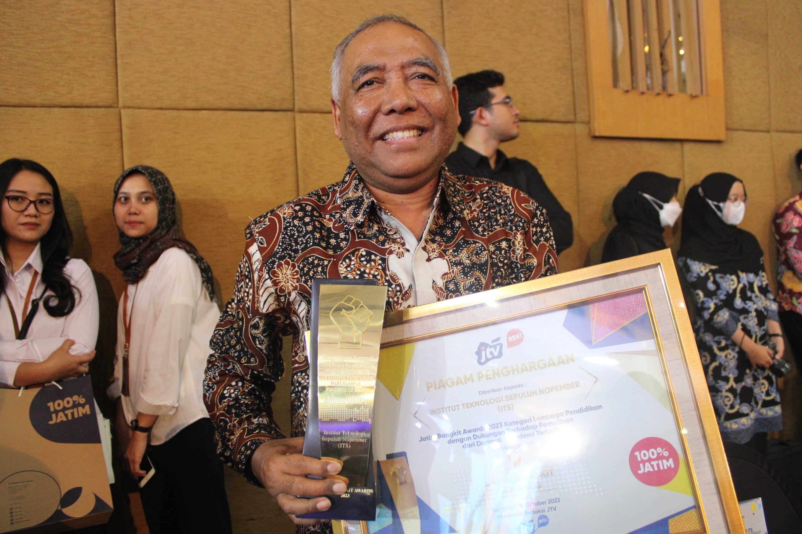 Gambar Adi Soeprijanto memegang penghargaan Jatim Bangkit Awards 2023