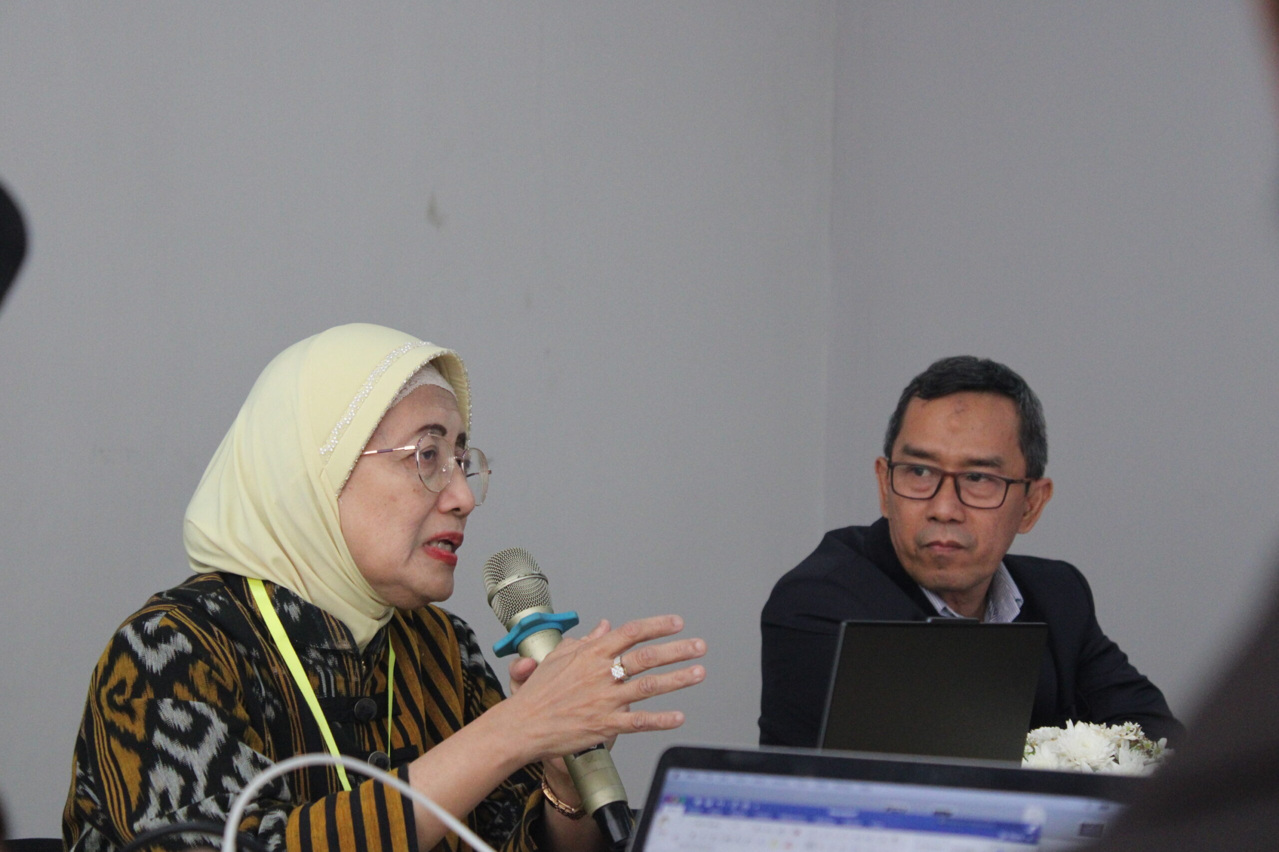 Guru-Besar-UI-memaparkan-materi-di-seminar