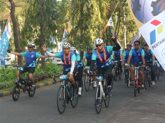 gambar rombongan peserta rombongan gowes sehat