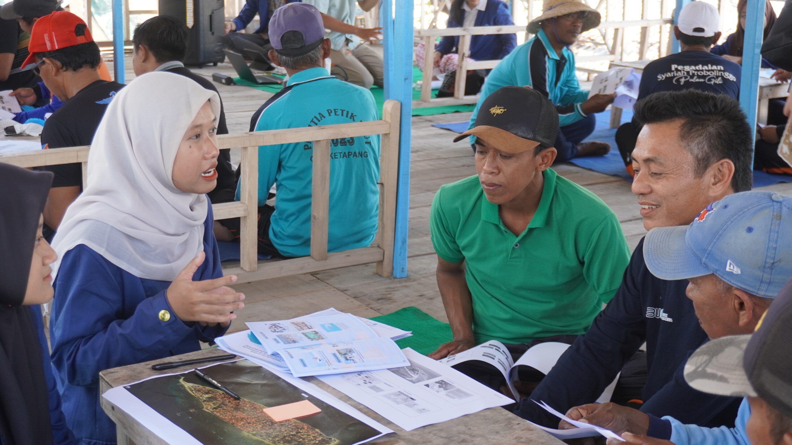 Gambar Mahasiswa KKN dengan masyarakat saat FGD