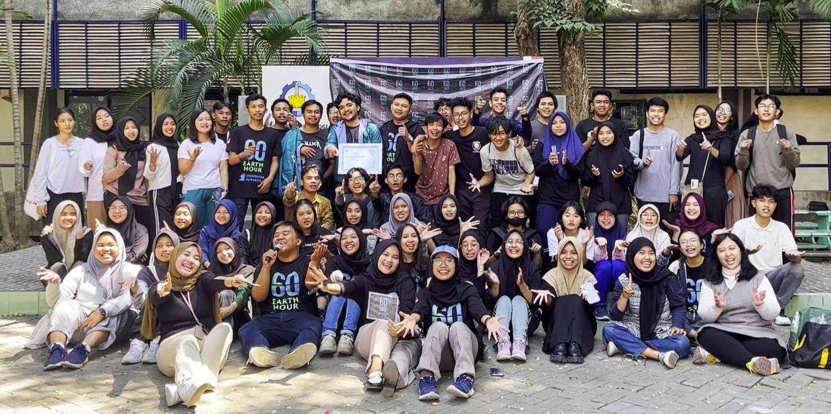 Gambar peserta kampanye bersama earth hour surabaya