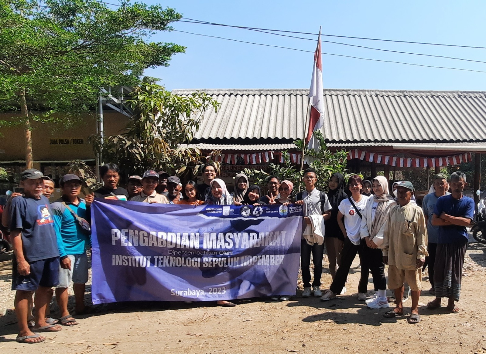 Gambar foto bersama tim Abmas ITS dan Kelompok Nelayan Medokan Ayu Surabaya