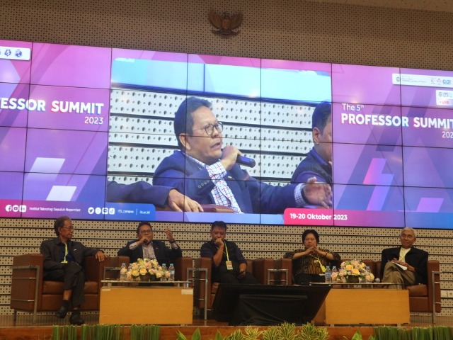 Gambar sesi diskusi seminar pleno dalam membahas aspek politik, hukum, dan keamanan dalam pemanfaatan teknologi masa kini