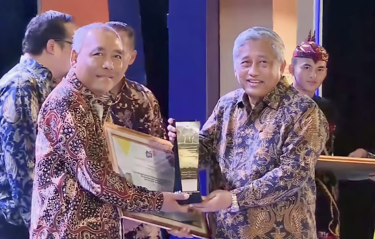 Gambar penyerahan penghargaan Jatim Bangkit Awards 2023 kepada ITS