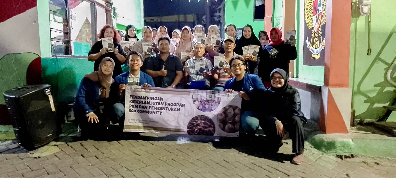 Gambar foto bersama warga Bratang Gede dan tim Eco Community seusai sosialisasi pemberdayaan warga