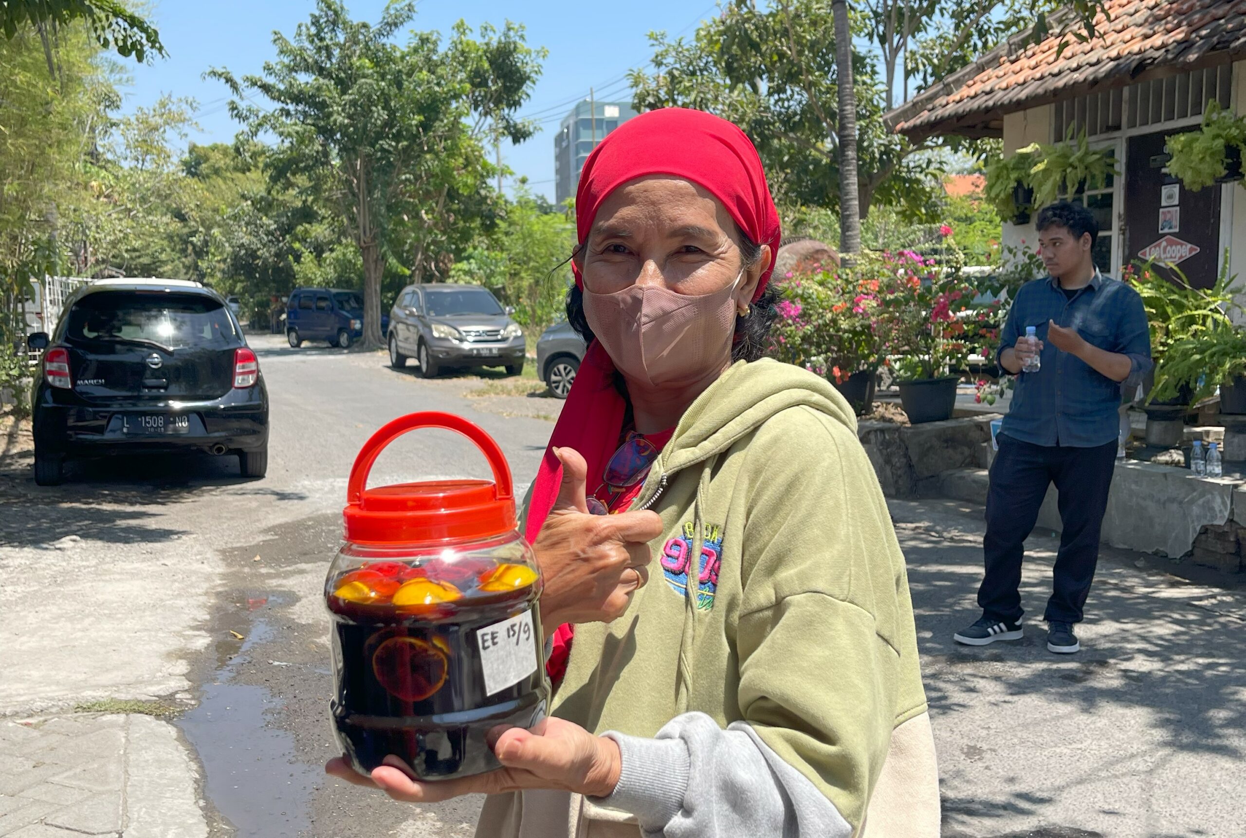 Foto warga Perumahan Dosen ITS Blok T menunjukkan produk dari pengolahan sampah berbasis 3R