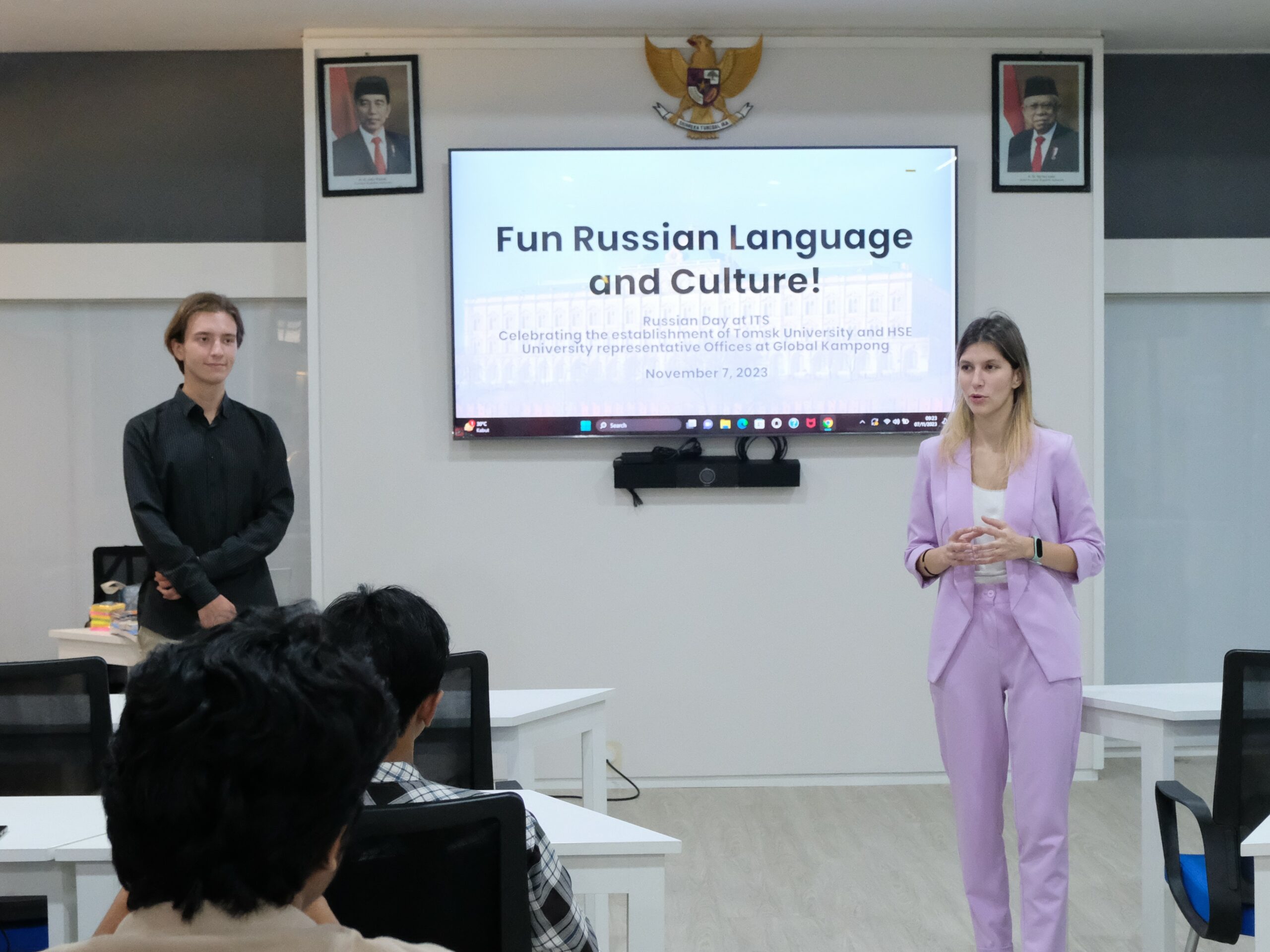 Tatiana (kanan baju merah muda) dan Danil Meshcherekov (kiri baju hitam) saat membuka acara kelas bahasa Rusia