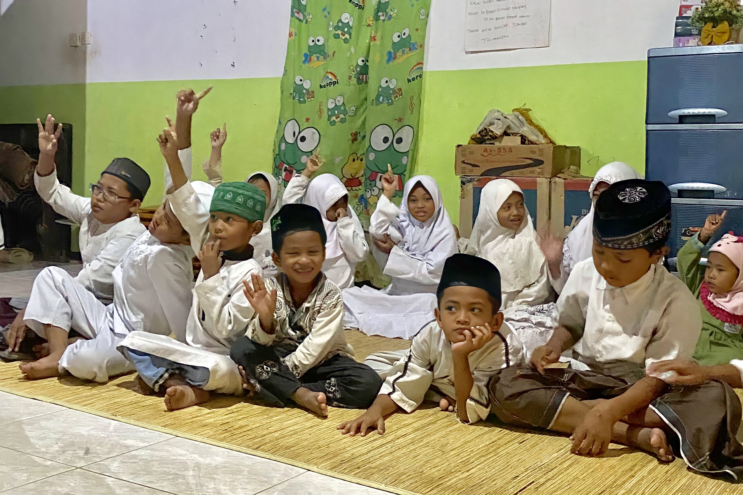 Potret antusiasme anak-anak TPQ Al-Hikmal Mubarok yang berlomba-lomba menjawab pertanyaan saat sesi pembelajaran berlangsung