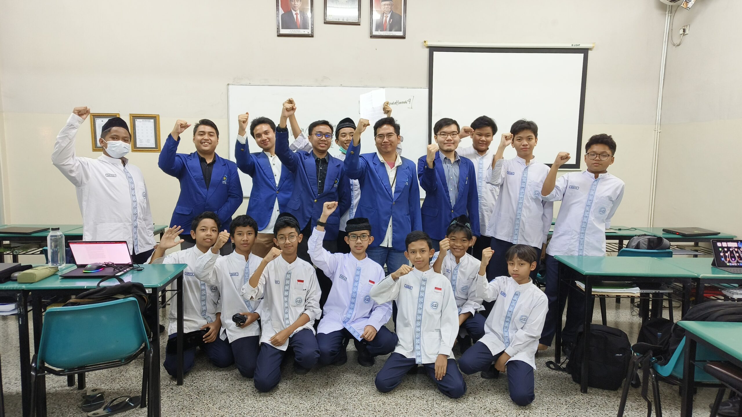 Gambar para Asisten Pengajar Abmas ITS bersama siswa SMP Al Hikmah Surabaya