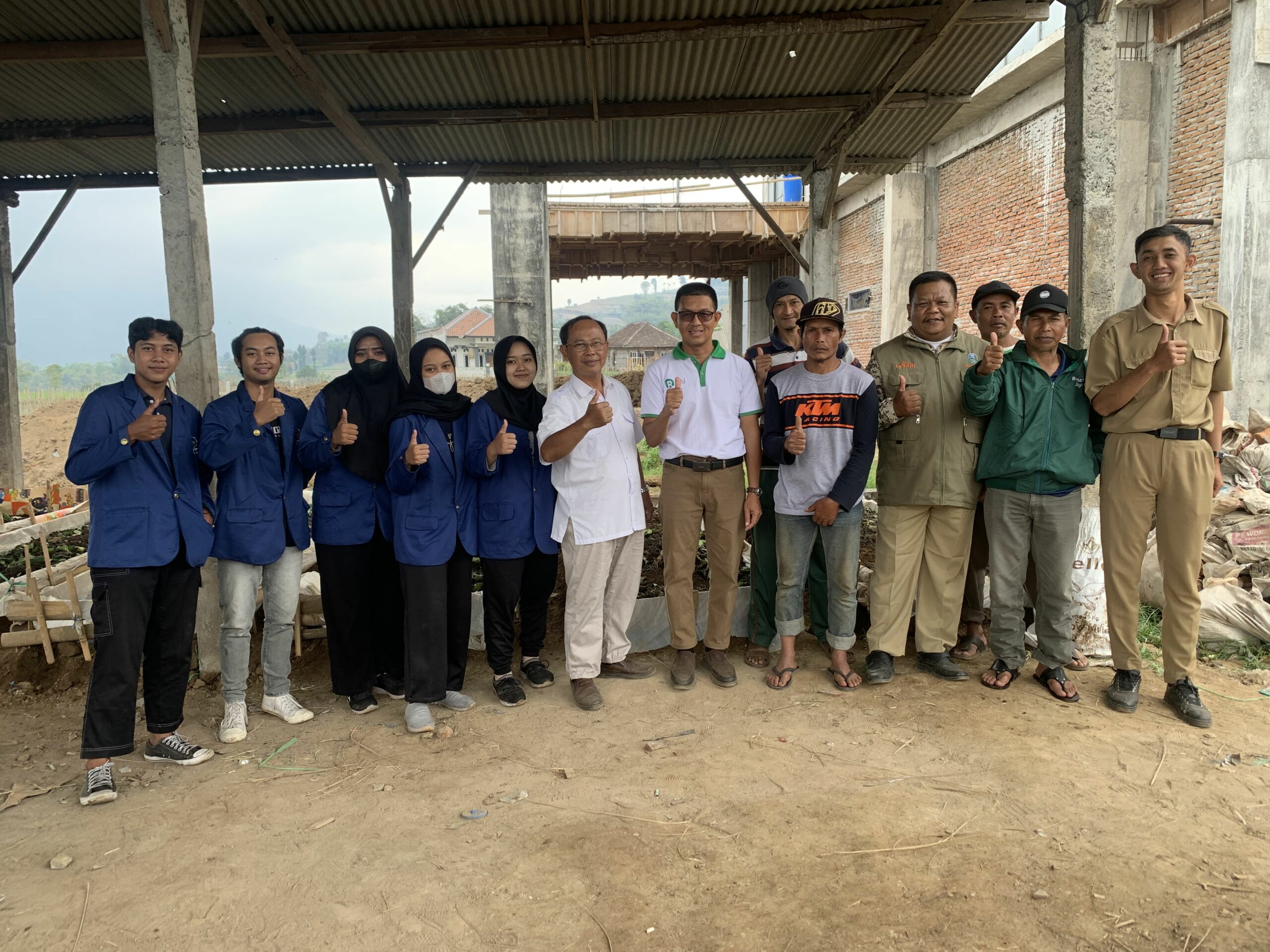 Gambar Ketua Tim Abmas beserta tim KKN ketika mengunjungi Desa Ngabab, Kecamatan Pujon, Kabupaten Malang