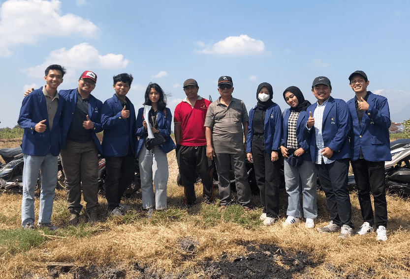 Tim KKN Abmas bersama dengan kepala desa Mojosari, Mojokerto di lokasi irigasi