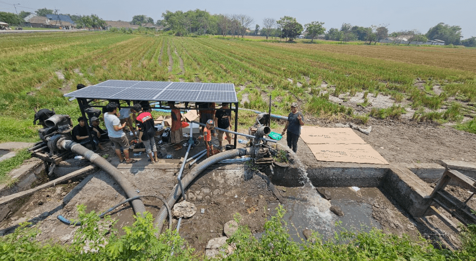 Hasil akhir sistem irigasi berbasis PLTS dan IoT ketika diterapkan di Desa Mojosari, Mojokerto