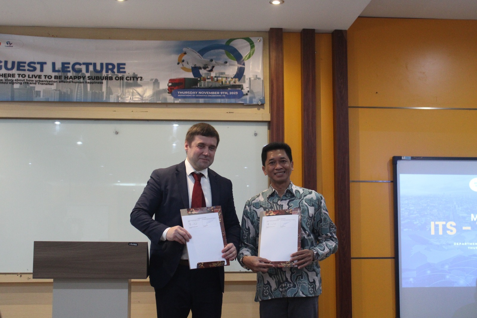 Alexander Polyakov (kiri) bersama Wakil Rektor IV ITS Bambang Pramujati ST MSc Eng PhD setelah melakukan pendandatanganan MoU