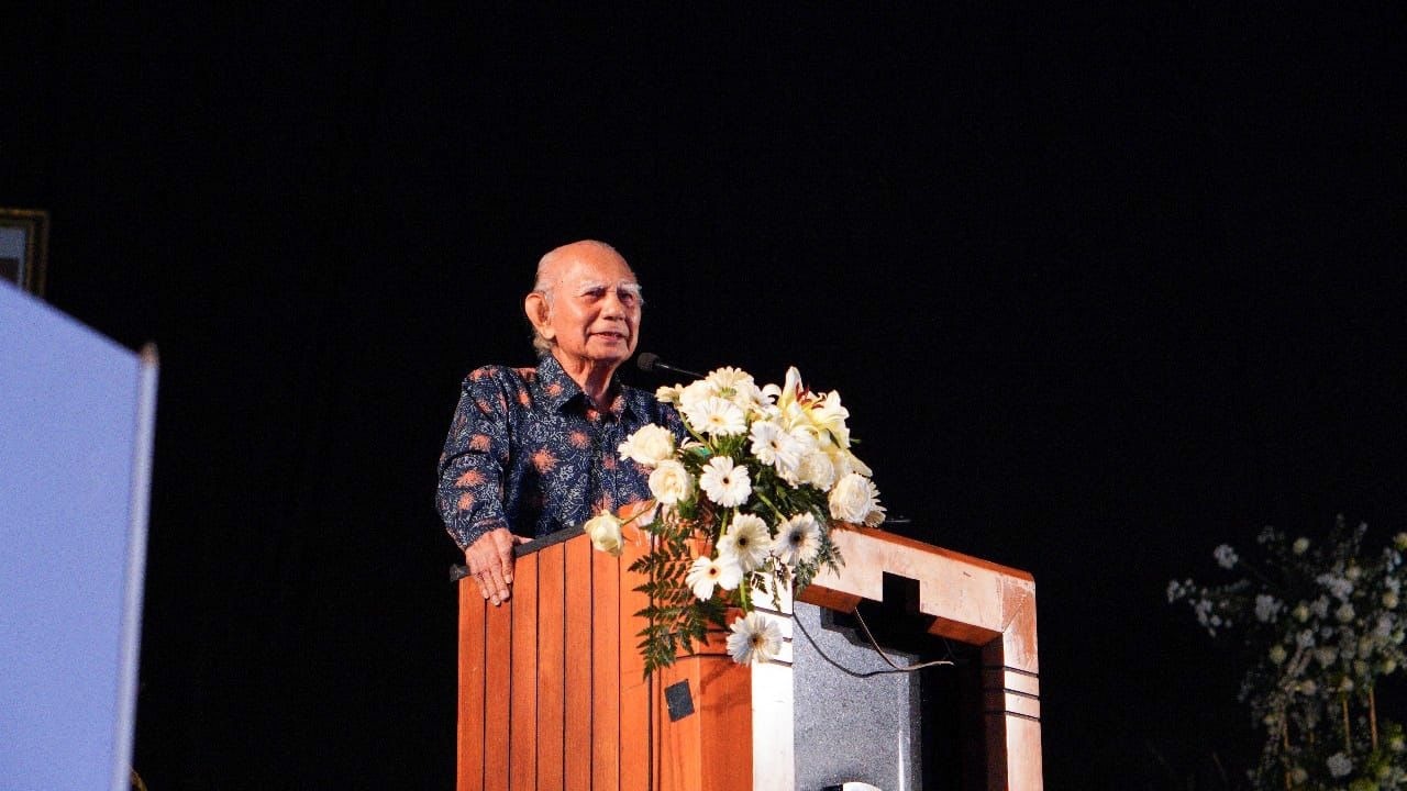 Orasi ilmiah yang disampaikan oleh anggota Dewan Pengarah BRIN Prof H Emil Salim MA PhD pada acara Puncak Dies Natalis ke-63 ITS