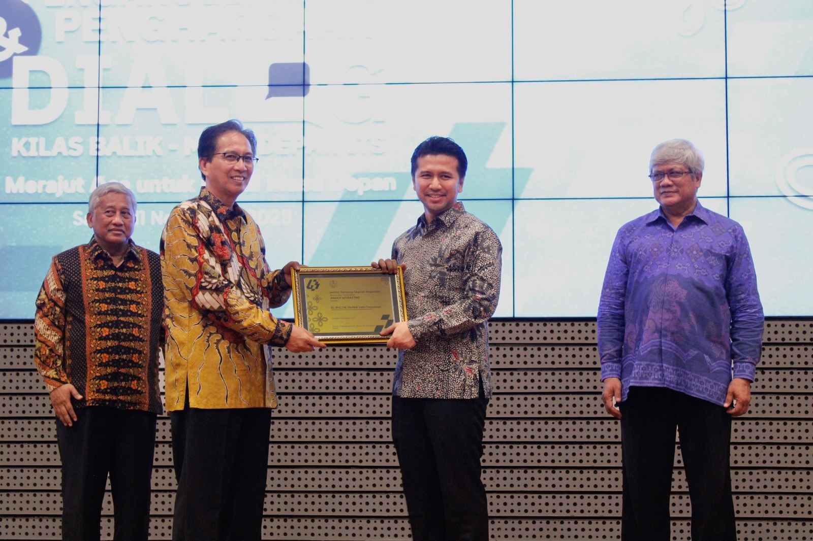 Penyerahan Penghargaan Angka Nitisastro kepada Wakil Gubernur Jawa Timur Dr H Emil Elestianto Dardak BBus MSc (dua dari kanan)