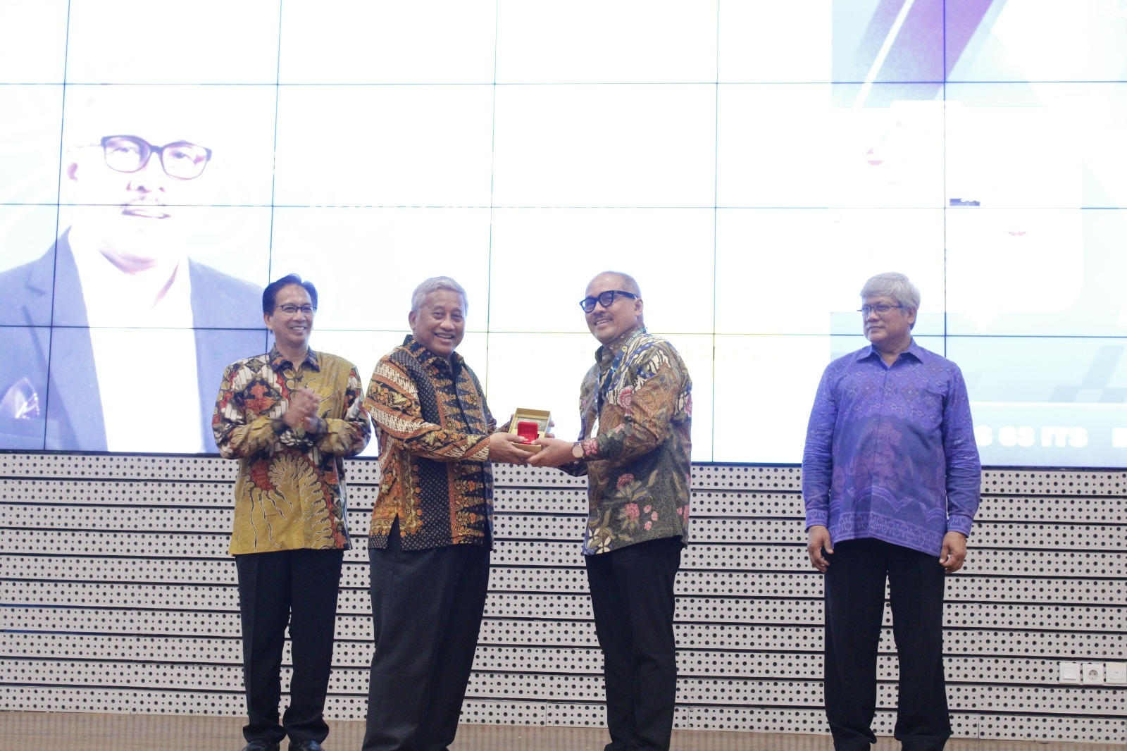Ketua MWA ITS Prof Dr Muhammad Nuh DEA (dua dari kiri) menyerahkan Penghargaan Angka Nitisastro kepada Rektor ITS ke-10 Prof Dr Ir Triyogi Yuwono DEA (dua dari kanan)
