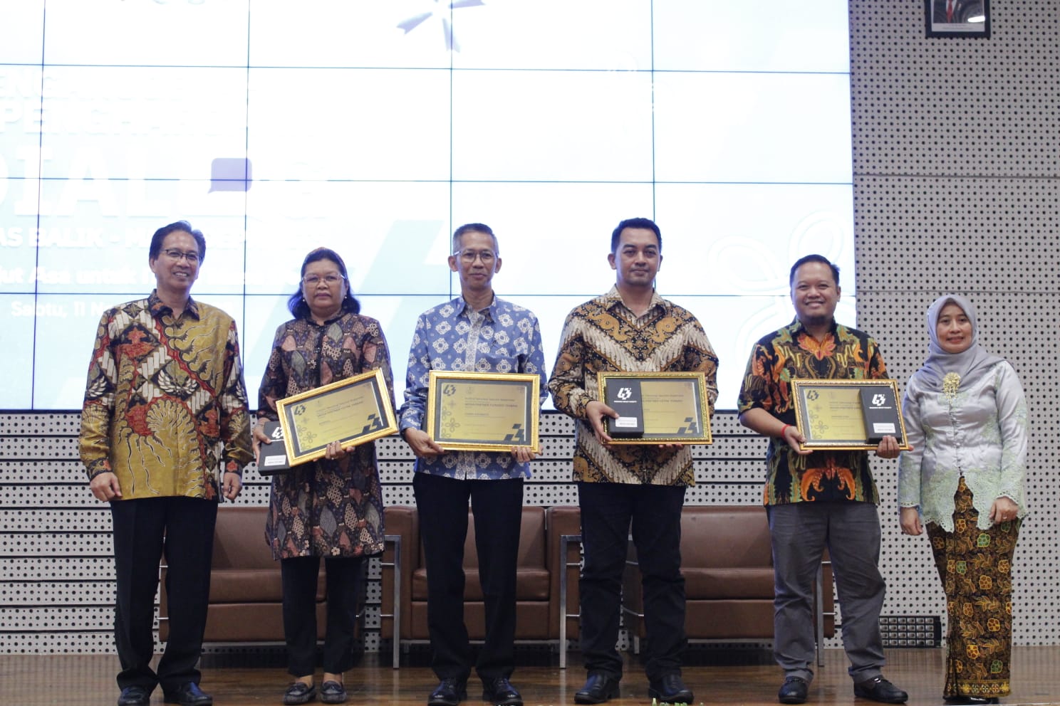 Penyerahan penghargaan kepada Media Partner ITS antara lain LKBN Antara, Harian Jawa Pos, Suara Surabaya, dan Harian Kompas oleh Rektor ITS Prof Dr Ir Mochamad Ashari MEng