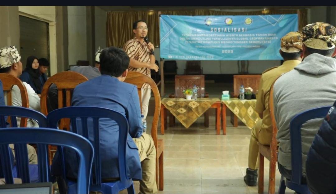 Ketua Tim KKN ABMAS ITS, M Haris Miftakhul Fajar ST MEng saat Tengah menyosialisasikan Global Geopark UNESCO