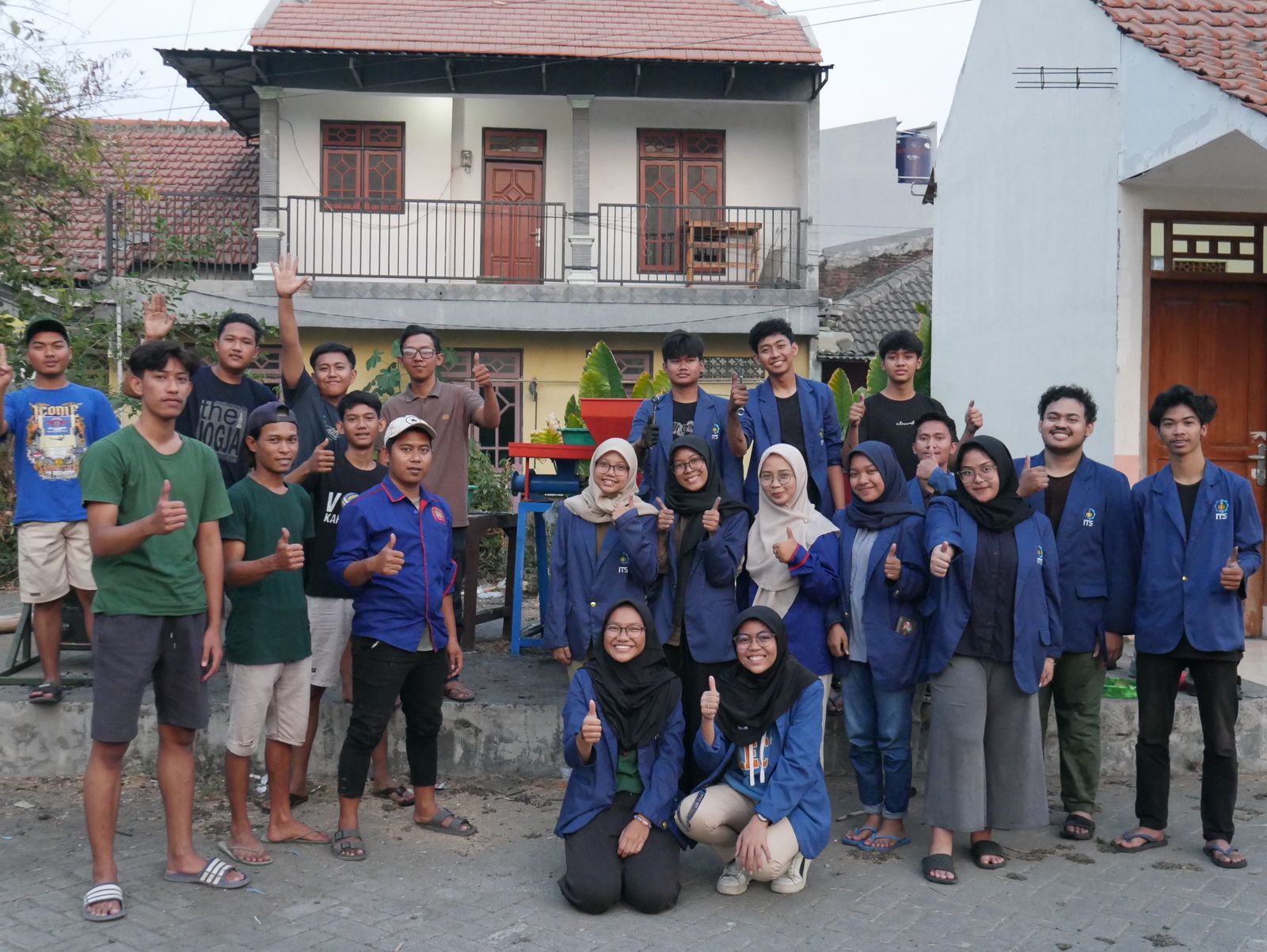 Foto tim KKN-PM ITS bersama Karang Taruna Panca Duta Bakra