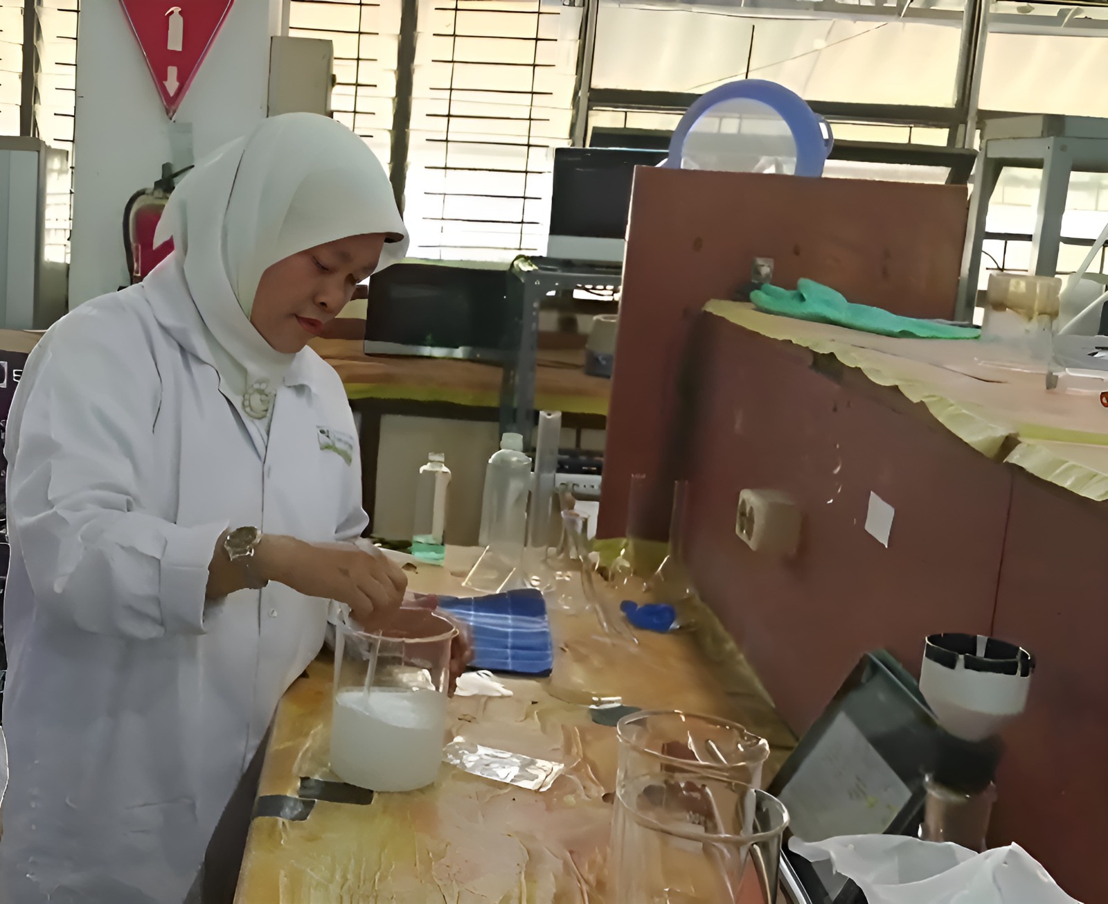 Prof Dr Ir Lailatul Qadariyah ST MT IPM saat proses pembuatan MES di laboratorium