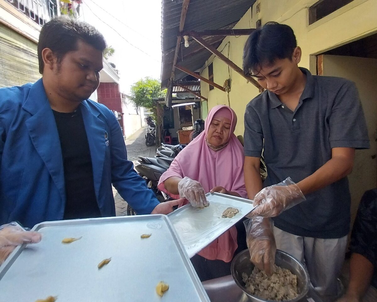 Gambar mahasiswa ITS mendampingi pengrajin olahan ikan