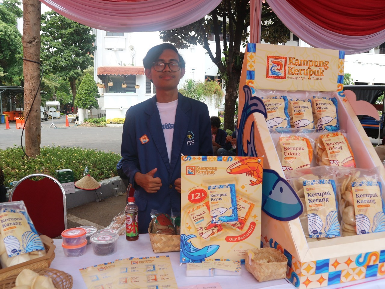 Lutfi, salah satu mahasiswa DKV ITS yang terlibat dalam pendampingan perihal branding produk Kampung Kerupuk Tambak Gunung Anyar