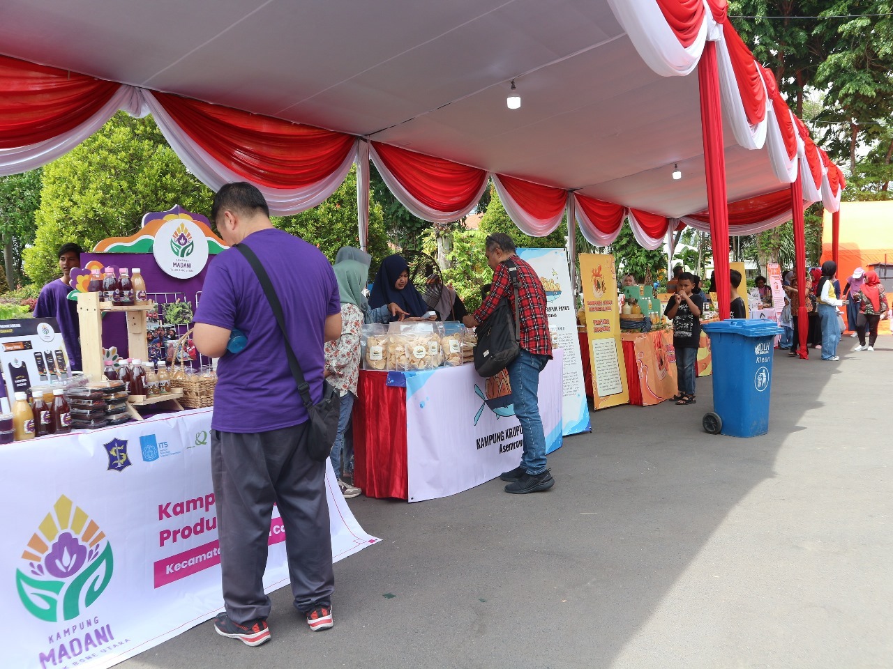 Suasana pameran dengan melibatkan 31 UMKM yang menjajakan produk dengan branding anyarnya pada gelaran yang diadakan di Balai Kota Surabaya, Sabtu (25/11)