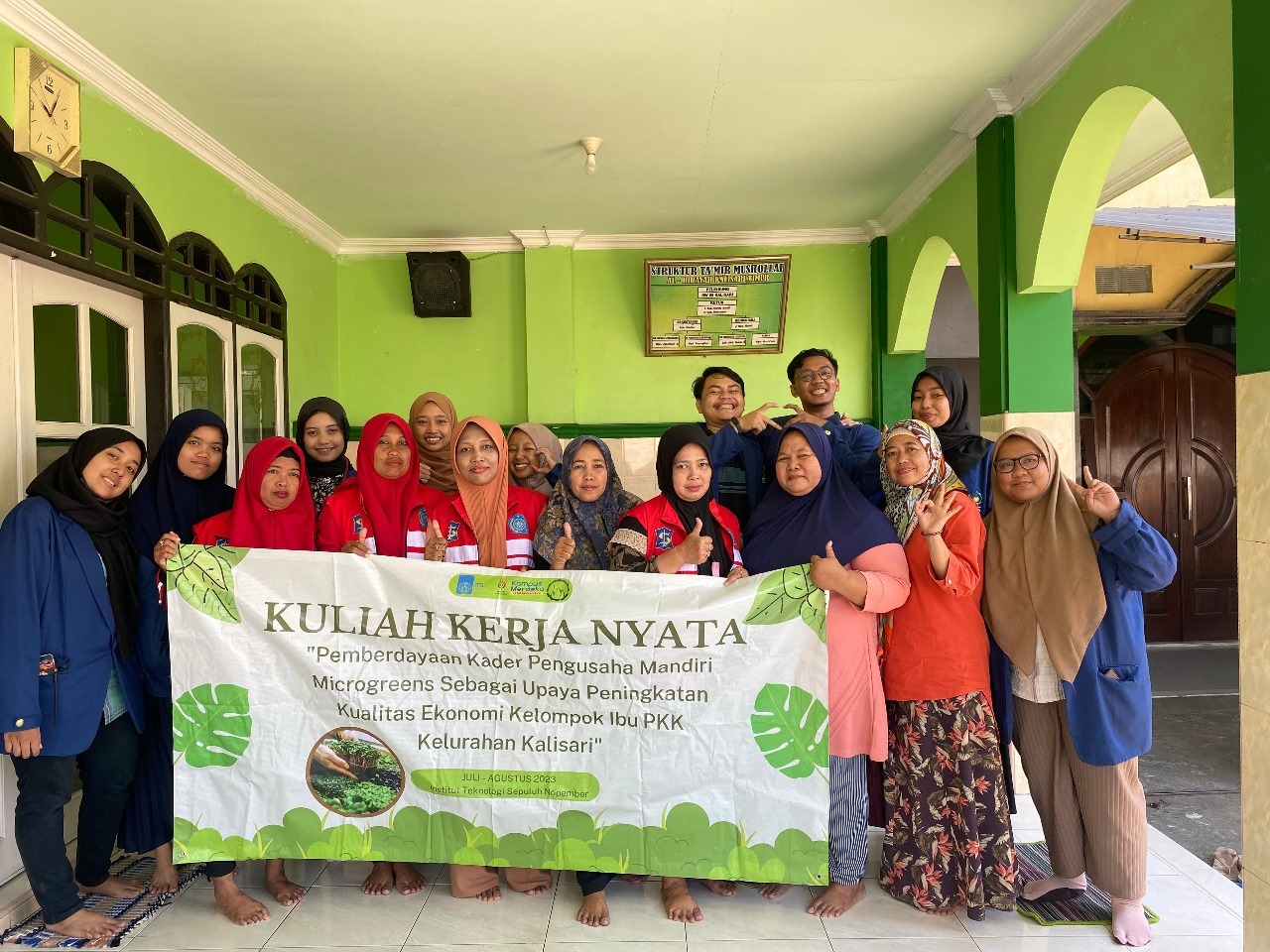 foto tim KKN Abmas ITS bersama ibu-ibu PKK Dusun Kalisari