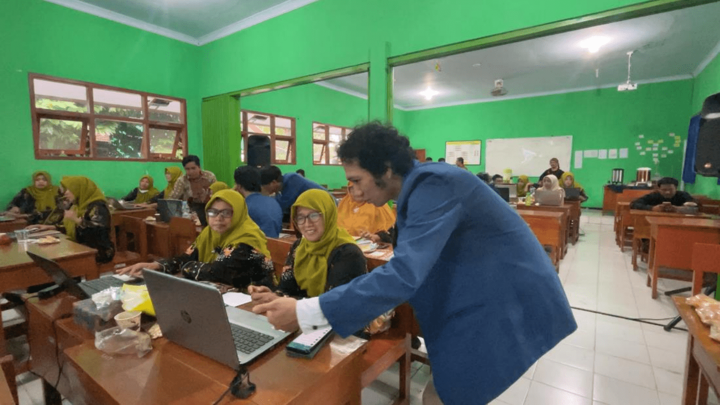 Foto mahasiswa ITS saat mendampingi guru SMAN 1 Slahung