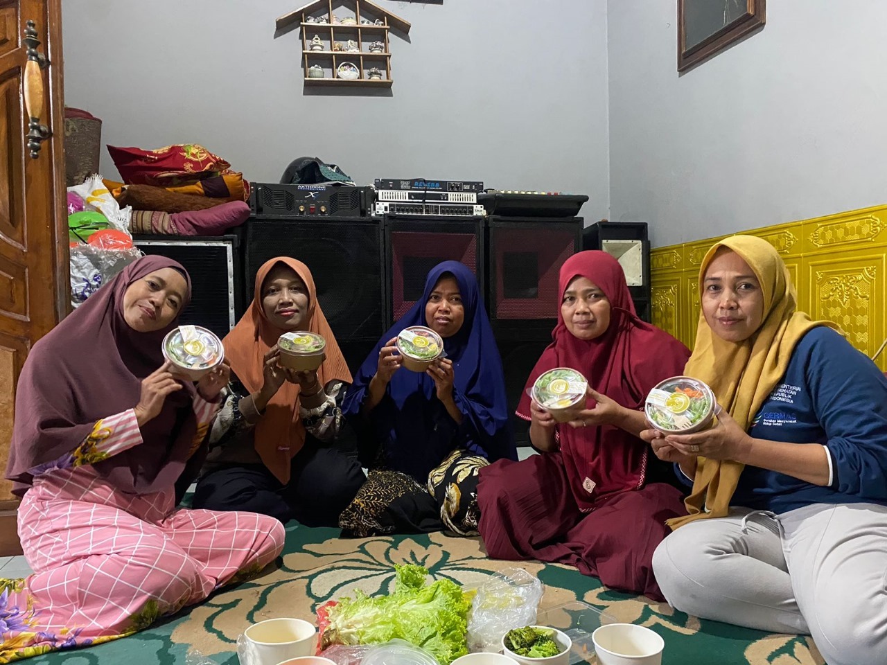 gambar ibu-ibu PKK Dusun Kalisari memamerkan produk salad sayurnya