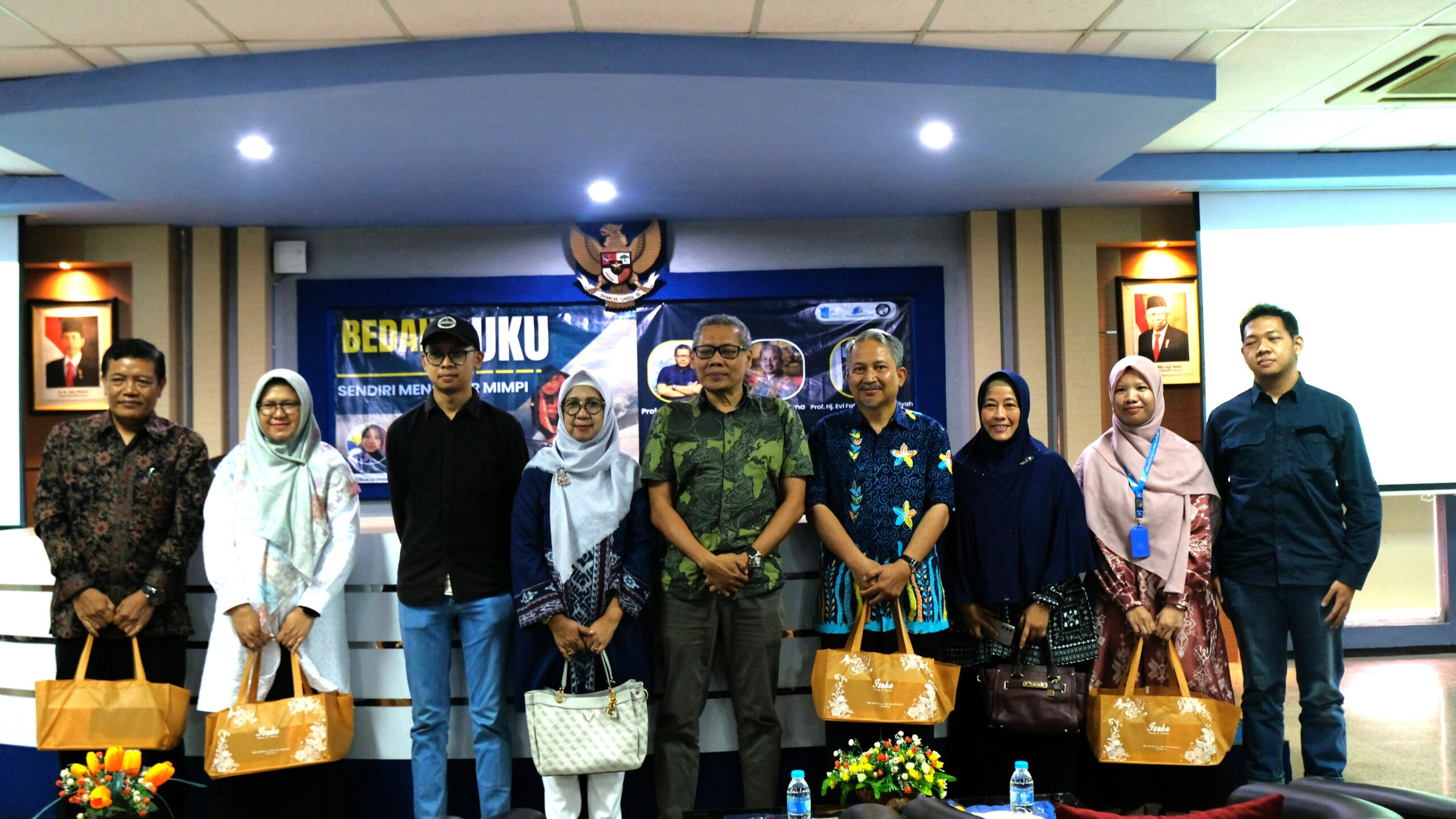 Prof Dr Ir H Agoes Santoso Msc Mphil CEng FIMarEST MRINA (tengah) melakukan sesi foto bersama