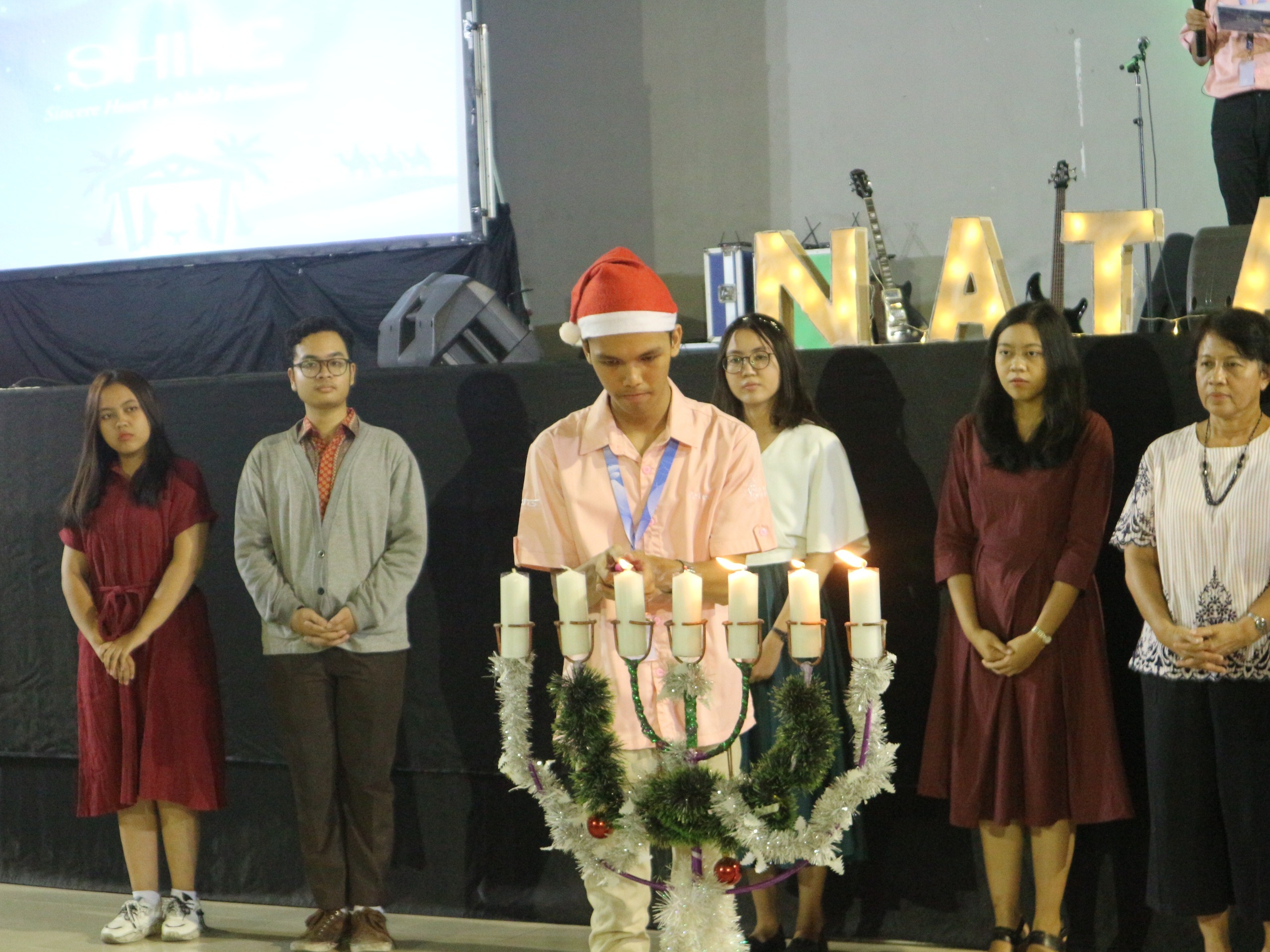 ketua-pelaksana-menyalakan-lilin-sebagai-tanda-mulainya-perayaan-natal