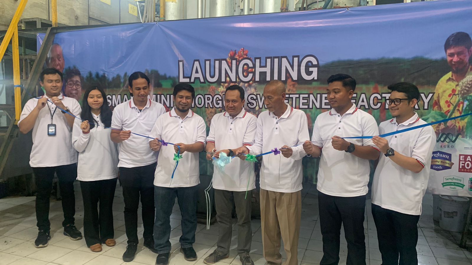 Peresmian Smart Mini Sorghum Sweetener Factory yang diwakili oleh Direktur Inovasi dan Kawasan Sains Teknologi (DIKST) ITS Agus Muhammad Hatta ST MSi PhD (tengah pegang gunting)