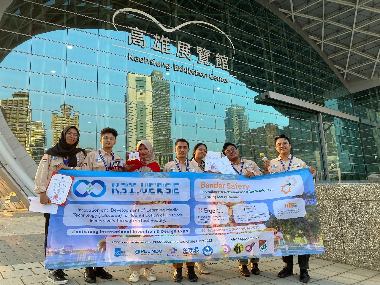 MF Kedaireka ITS Team x PT Pelindo TPK dengan enam penghargaan yang telah diraihnya di depan Kaohsiung Exhibition Center, Taiwan