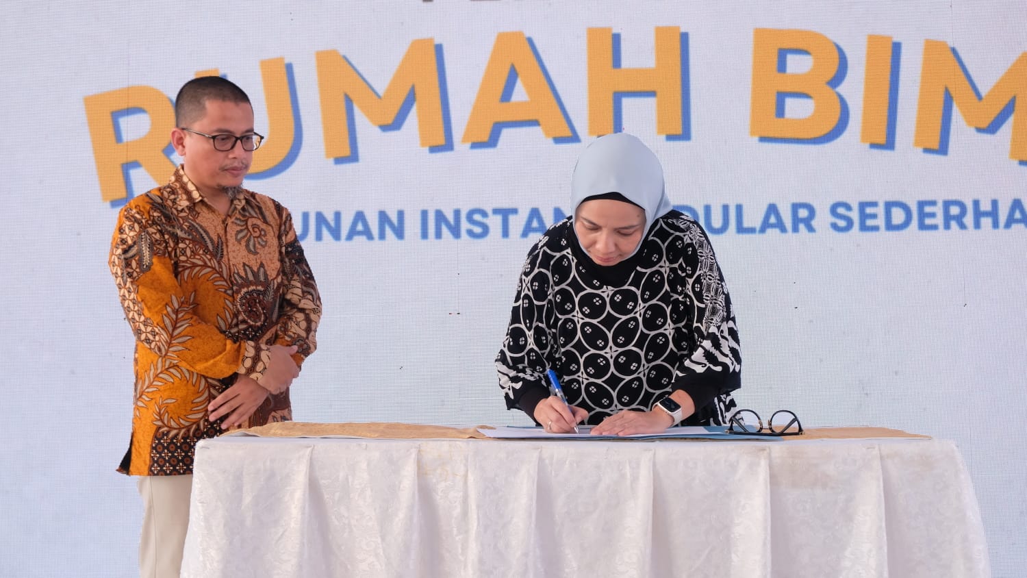 Penandatangan berita acara penyerahan Rumah BIMA oleh Vice President Corporate Communication and CSR PT PLN Nusantara Power Fenny Nurhayati (kanan)