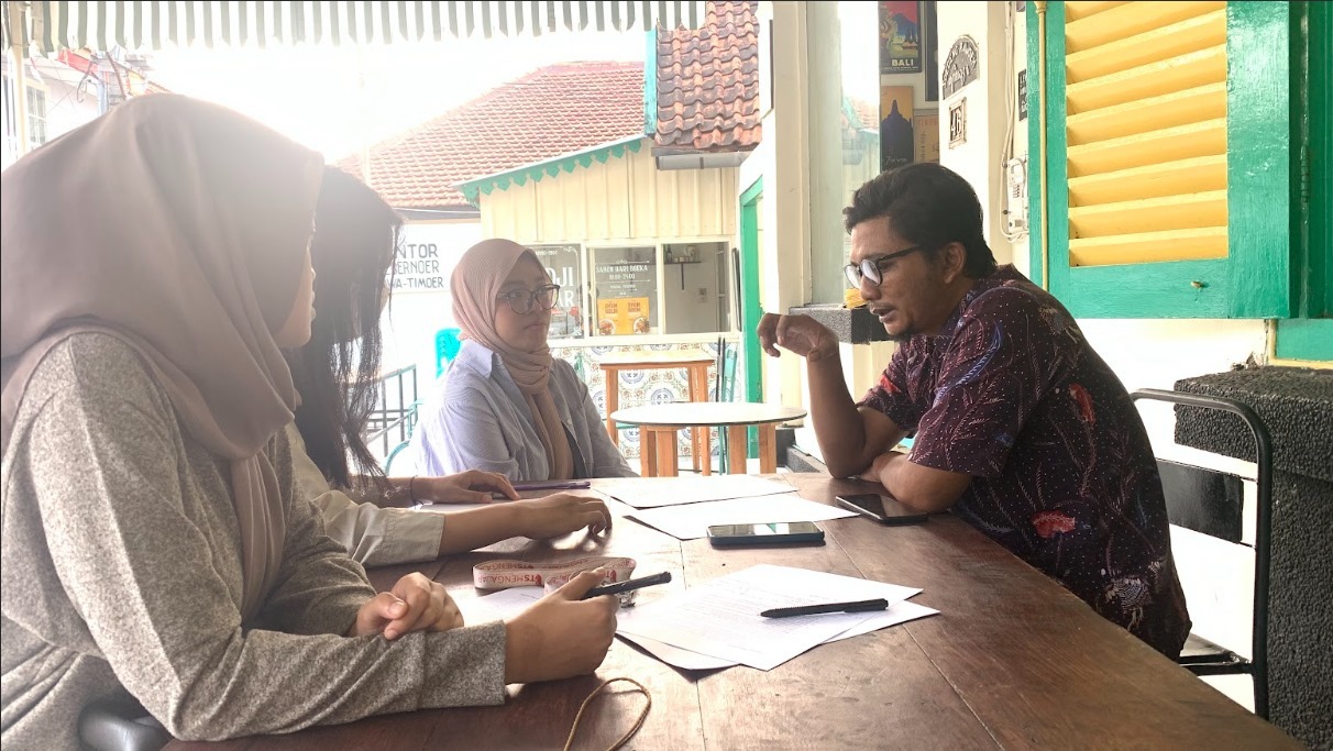 Tim Pentagon melakukan diskusi dengan tokoh masyarakat yang berada di Kampung Peneleh Surabaya