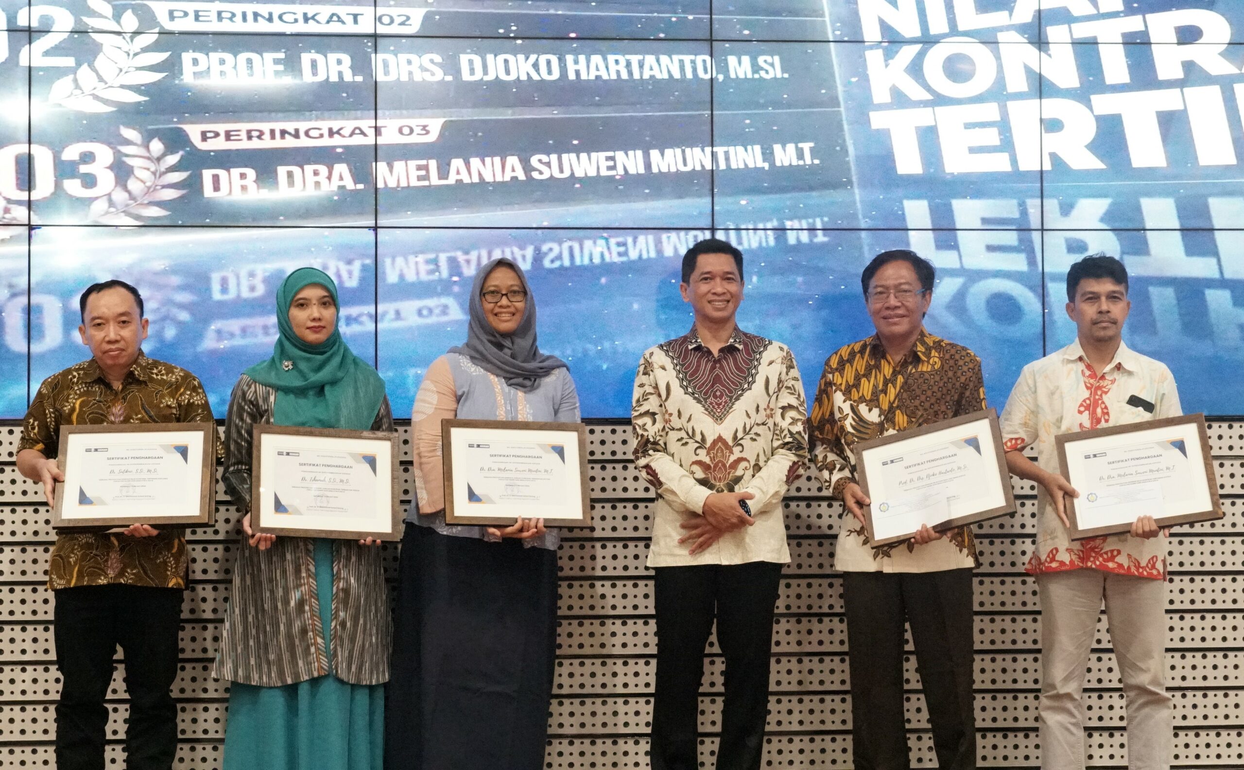 Wakil Rektor IV ITS Bambang Pramudjati ST MScEng PhD (tengah) bersama pemenang DKPU Award kategori nilai kontrak tertinggi dari Fakultas Sains dan Analitika Data (FSAD)