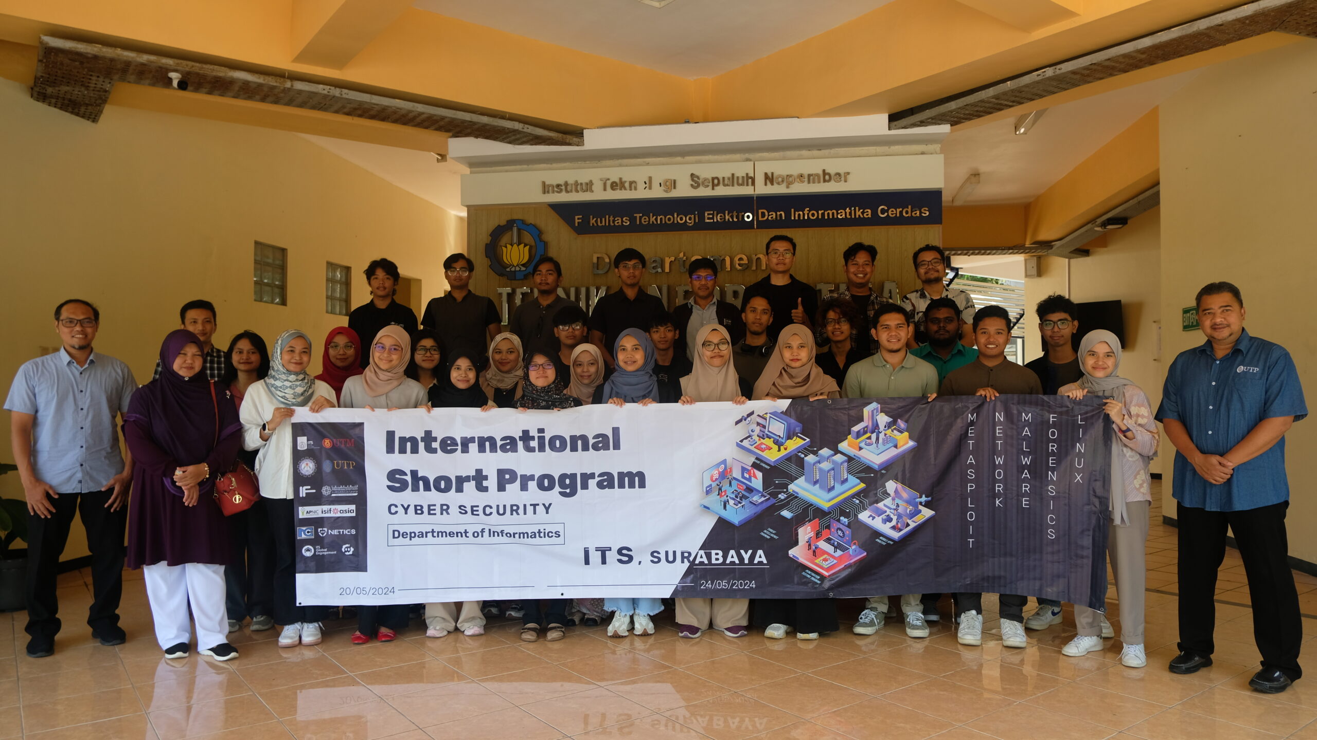 Para peserta Cyber Security International Short Program 2024 saat berfoto bersama usai kuliah tamu