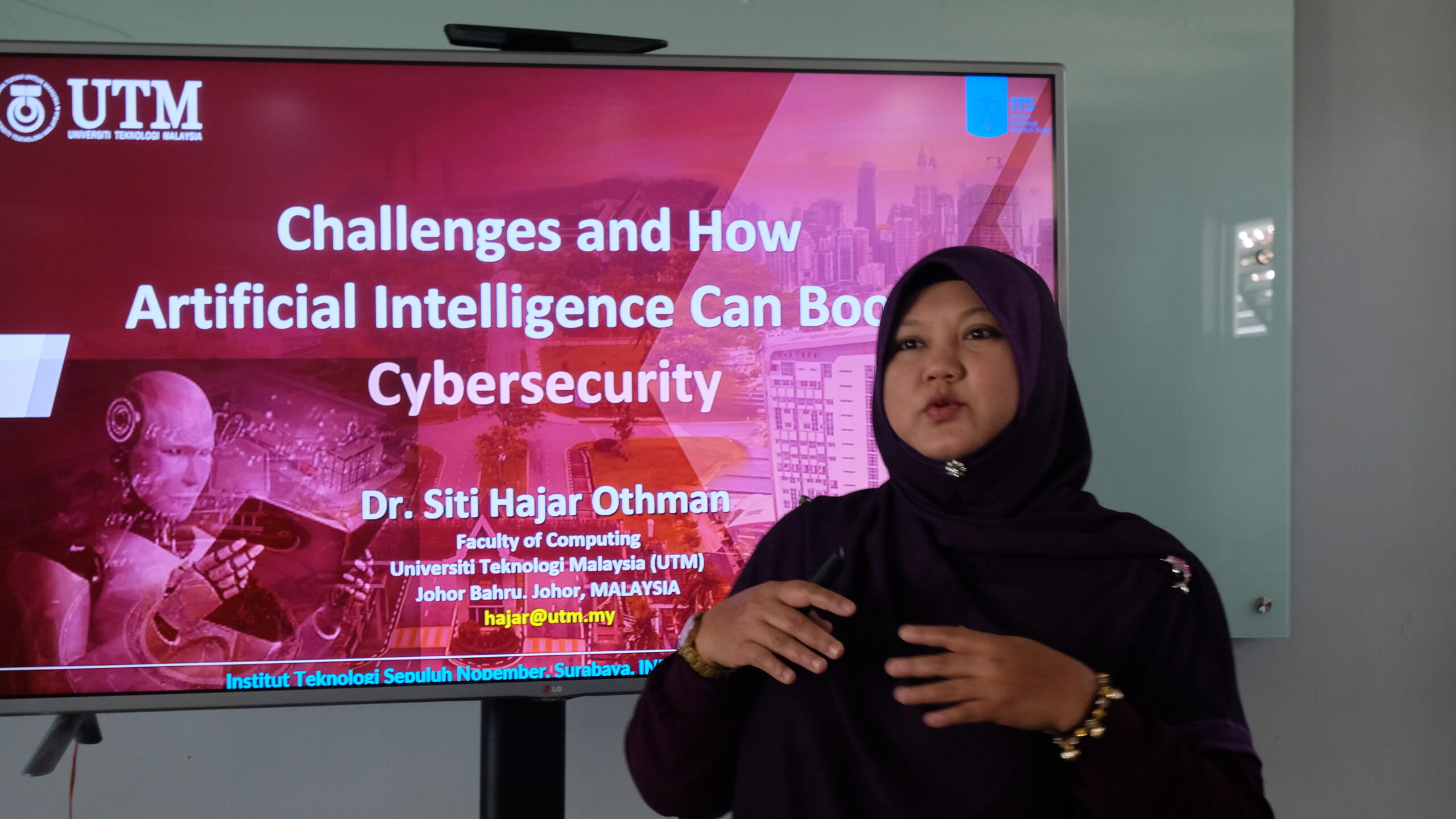 Dr Siti Hajar Othman dari UTM memberikan penjelasan terkait AI for Cyber Security di hari terakhir pelatihan Cyber Security Short Program