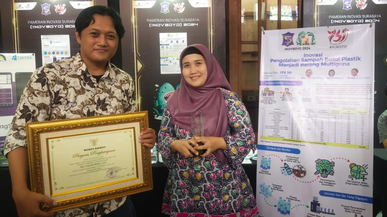 Anggota tim ITS 3R, Ricky Asrul Sani AMd (kiri) dan Rachmawati usai menerima piagam penghargaan pada pameran Inovboyo 2024 di Gedung Balai Pemuda Surabaya