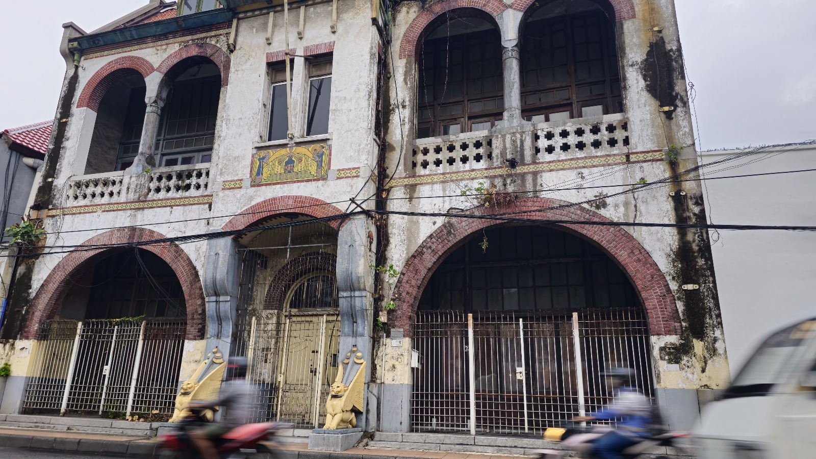 Gedung Singa, salah satu gedung cagar budaya di kota lama Surabaya zona Eropa di kawasan Jembatan Merah, Surabaya