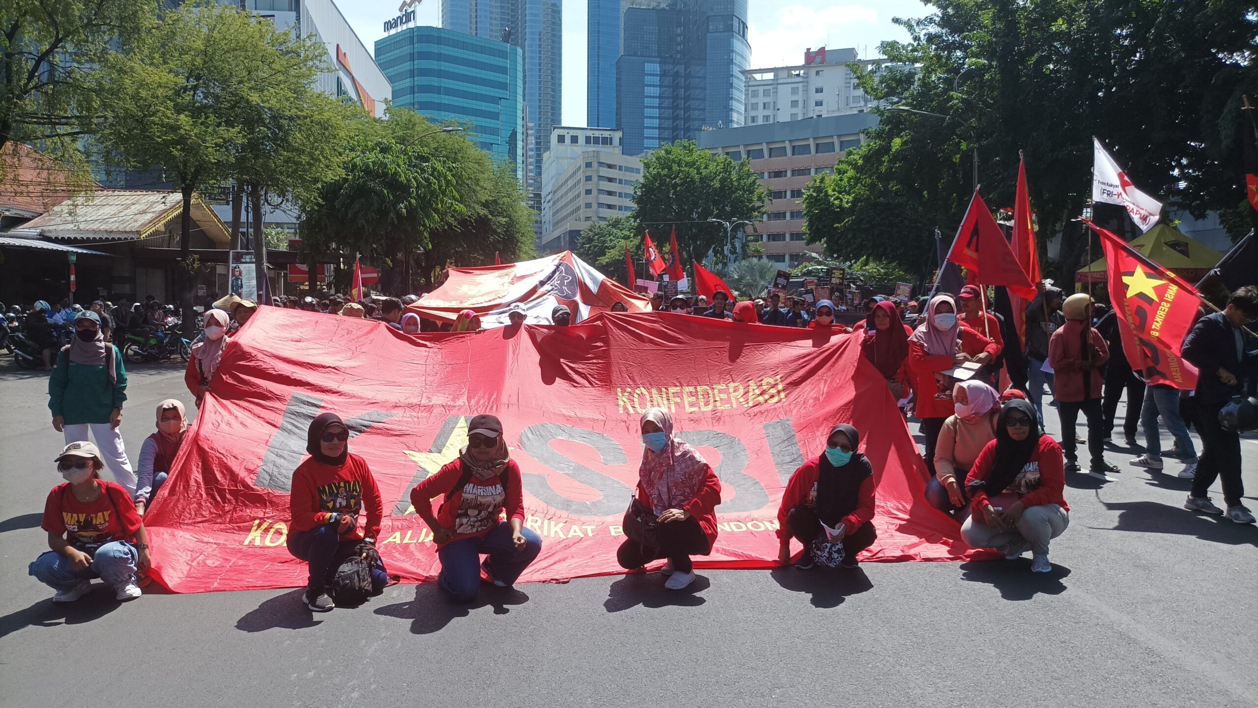 Jajaran buruh perempuan di salah satu titik aksi demonstrasi memperingati Hari Buruh Internasional 2024 di Surabaya (Sumber: LPM Satu Kosong ITS)