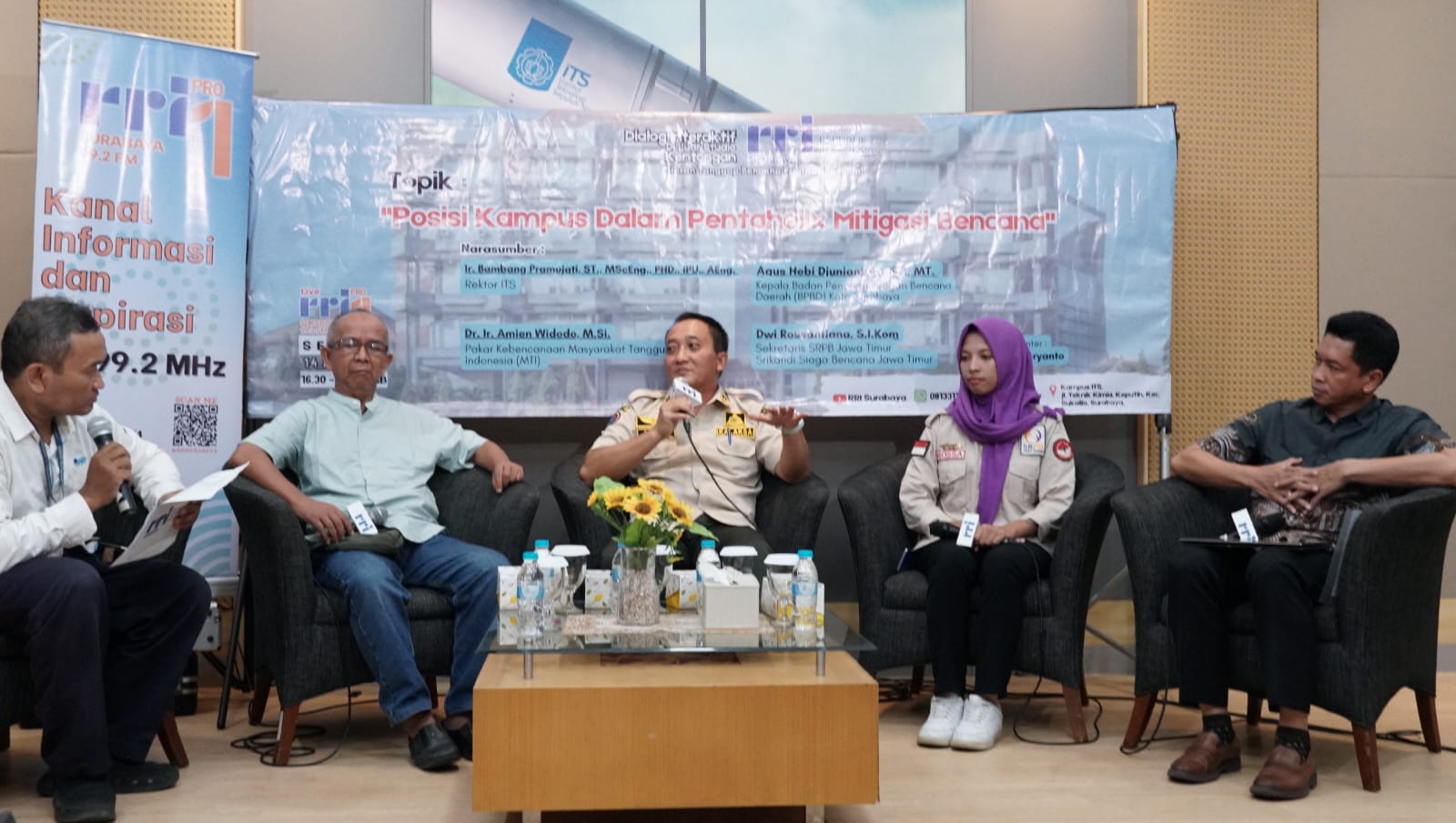 Para narasumber Dialog Interaktif di Luar Studio Kentongan RRI Surabaya saat berdiskusi terkait peran kampus dan seluruh pihak dalam pentahelix mitigasi bencana