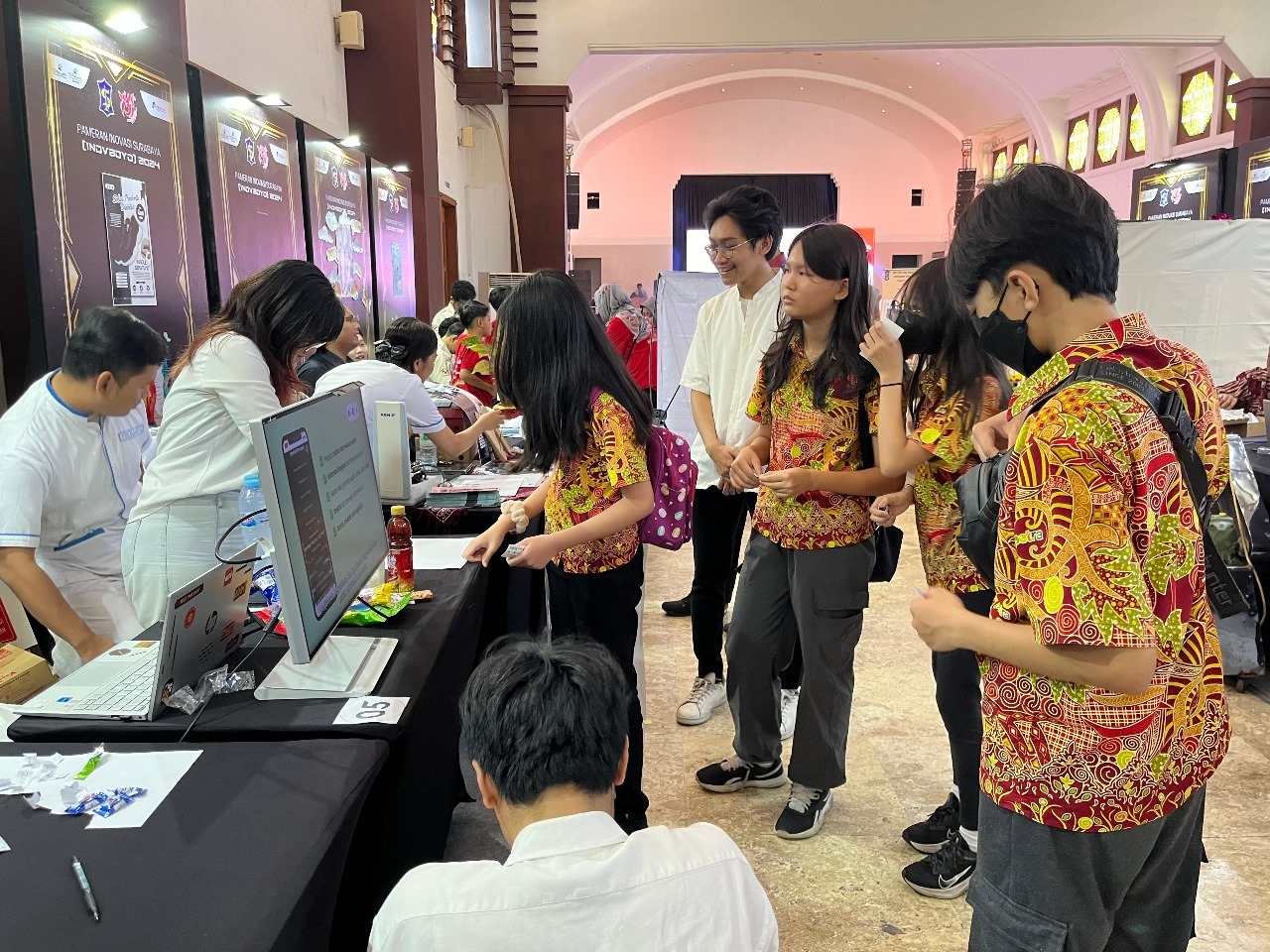Para pengunjung saat mengunjungi stan Mecca Mate, karya inovasi mahasiswa ITS pada pameran Inovboyo 2024